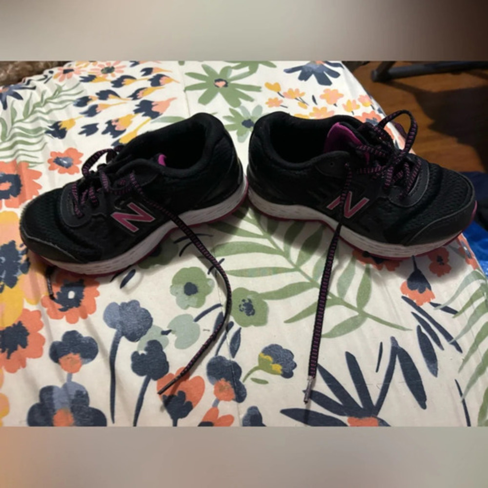 New balance Kids' 680 Running Shoe black with pink & purple size 11
